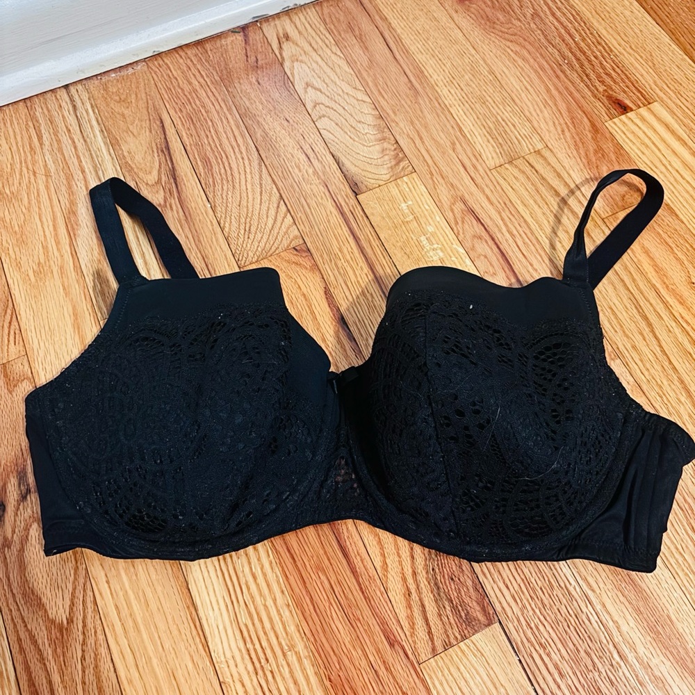 Auden 44DDD black bra with lace detail in the front, minor wear